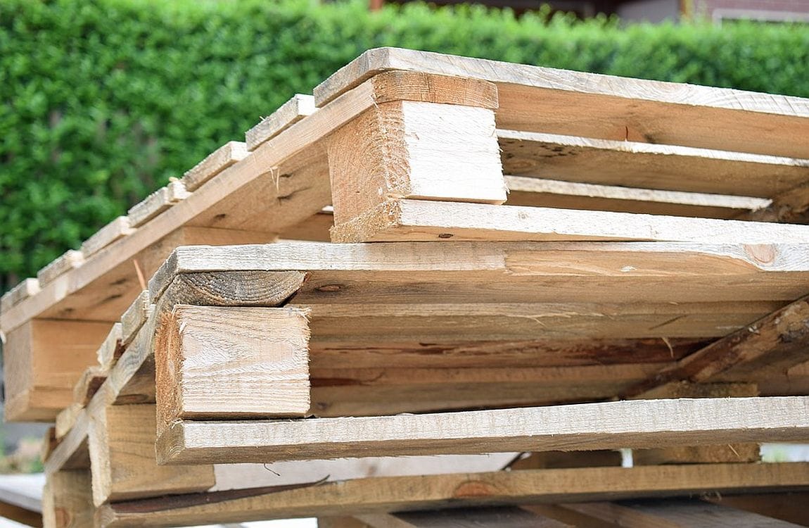 make a bed from a pallet